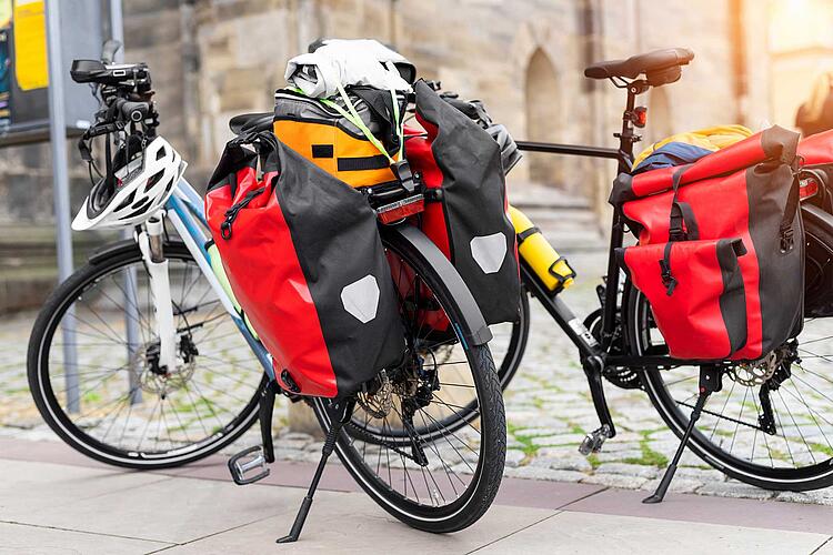 Zwei Fahrräder mit Packtaschen