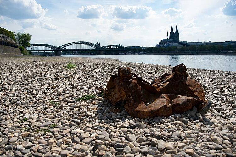 Rhein bei Niedrigwasser mit Blick auf den Kölner Dom