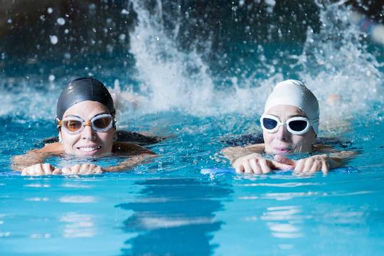 Schwimmen: im Wasser fit werden