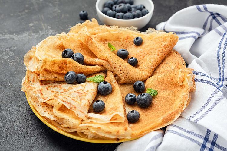 Pfannkuchen mit frischen Blaubeeren.