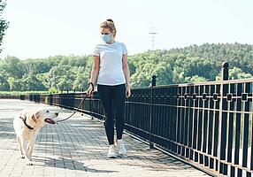 Frau geht mit ihrem Hund spazieren