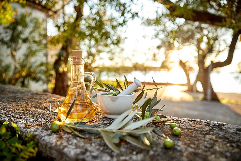 Olivenöl, Blätter und frische Oliven