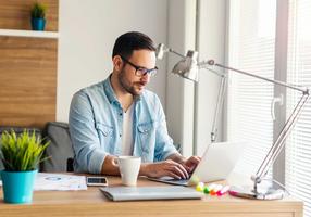 Mann arbeitet im Homeoffice