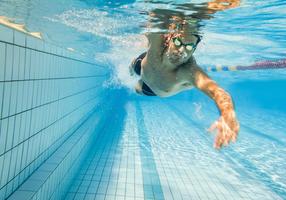 Mann schwimmt im Schwimmbad