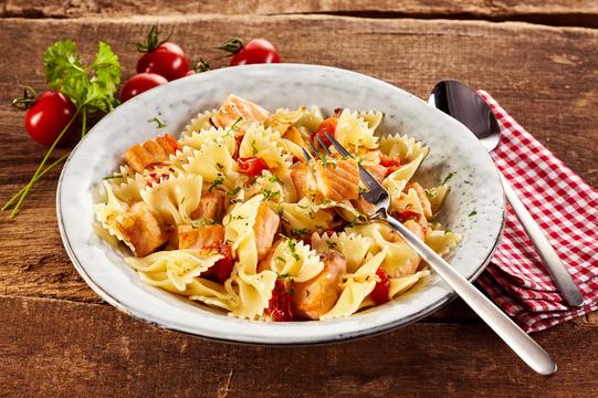 Warmer Pasta-Salat mit Lachs und Gurken-Dill-Schmand