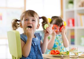 Kinder essen Gemüse