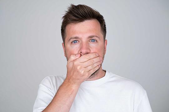 Wie kommt es zu Mundgeruch?