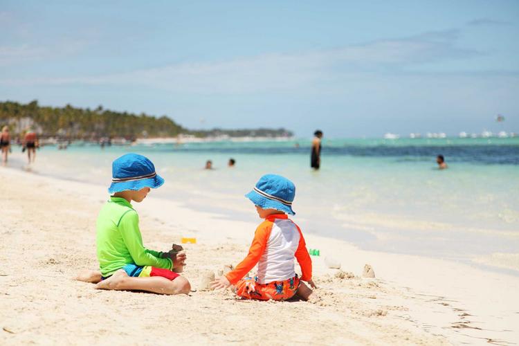 Zwei kleine Jungen spielen im Sand am Meer