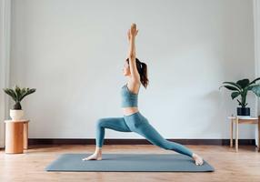 Frau macht zu Hause Yoga