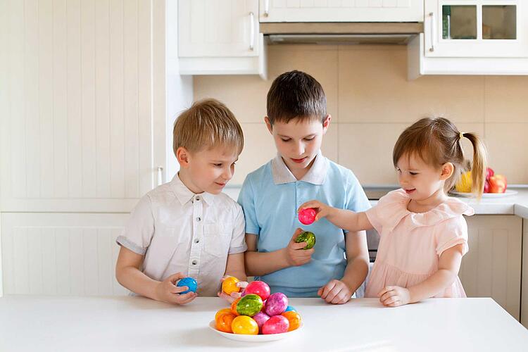 Kinder mit gefärbten Ostereiern
