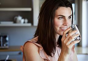 Frau trinkt ein Glas Wasser