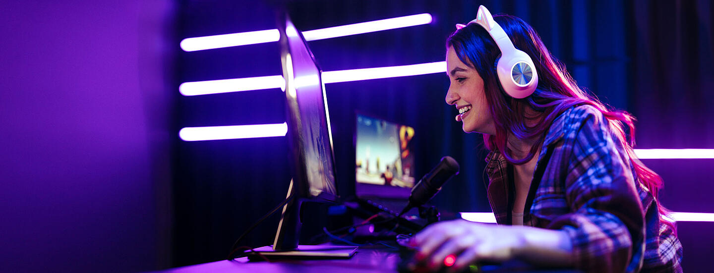E-Sport: Frau spielt ein Computerspiel
