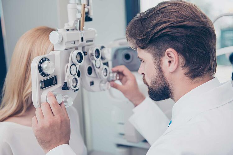 Augenarzt untersucht Patientin.