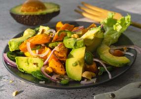 Salat mit Avocado und Süßkartoffel