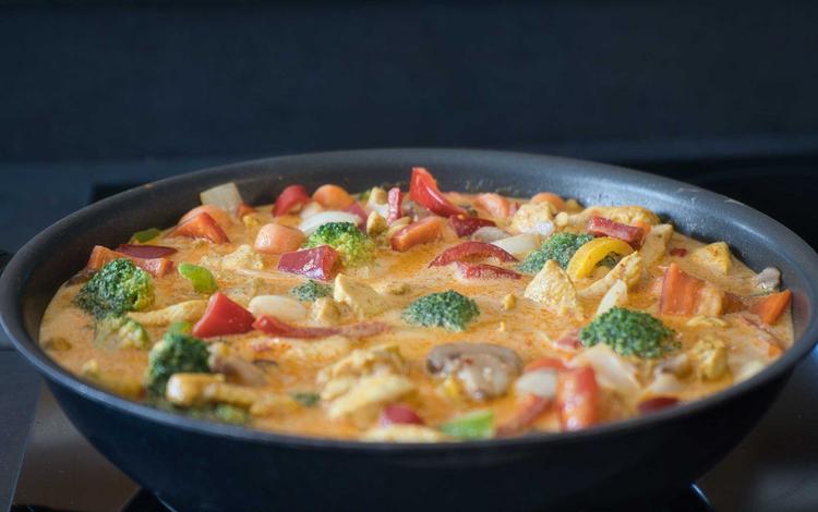 Rotes Thai-Curry mit Hähnchen und Brokkoli