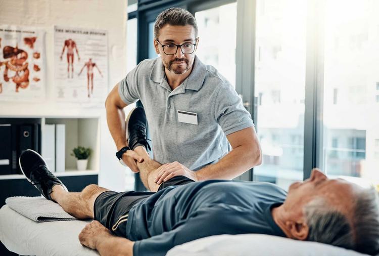 Leben mit Arthrose: Therapie und Tipps für den Alltag