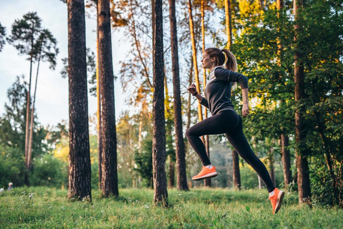 Bildnachweis: © istockphoto.com / undrey Junge Frau joggt im Wald.