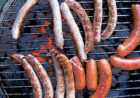 Bratwürste auf einem Holzkohlengrill.