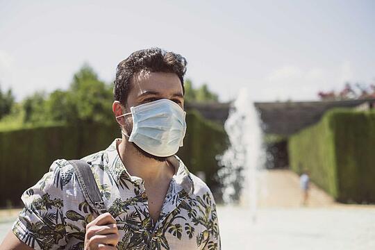 Geschickt maskiert: Wie Sie sich im Sommer vor Masken-Akne schützen