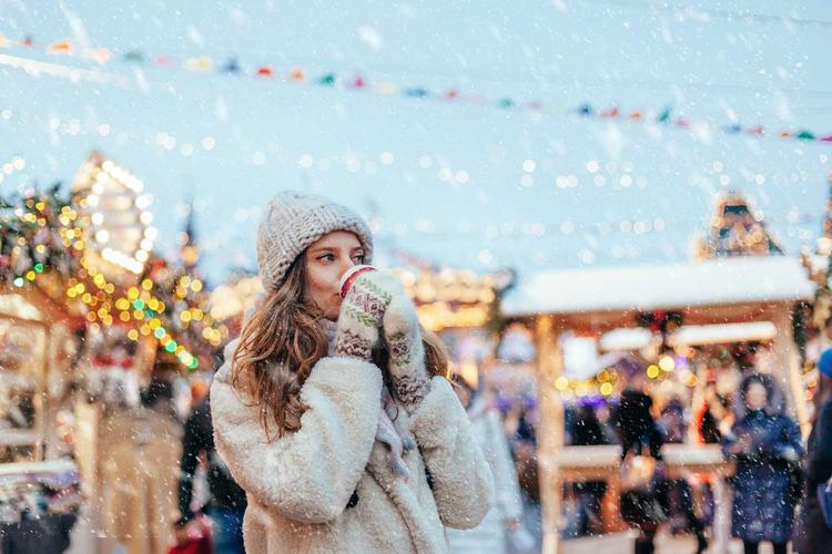 Frau auf einem Weihnachtsmarkt