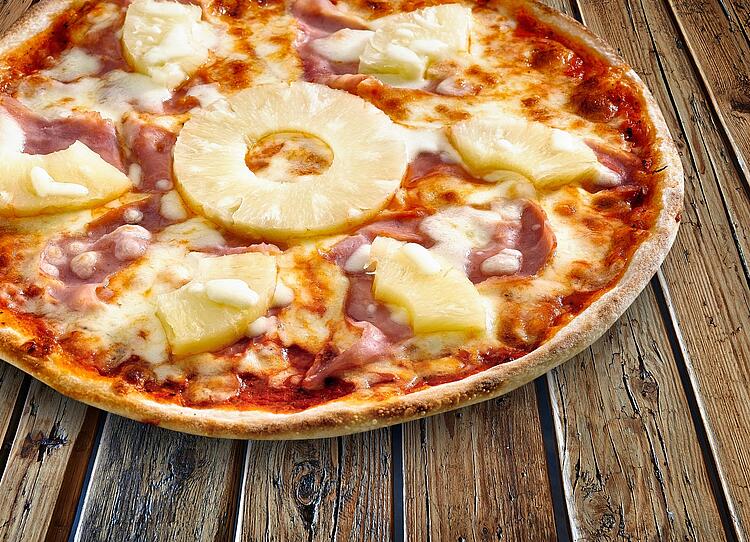 Pizza mit Ananas