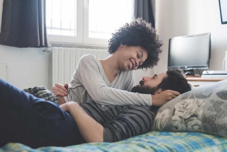 Bildnachweis: © stock.adobe.com / Eugenio Marongiu Paar liegt auf dem Bett