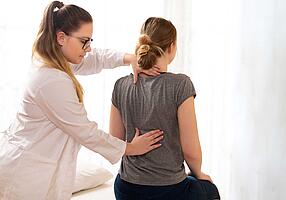 Frau bei der Physiotherapie