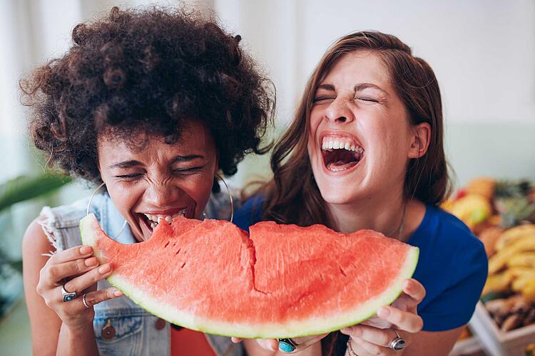 Zwei junge Frauen essen Wassermelone
