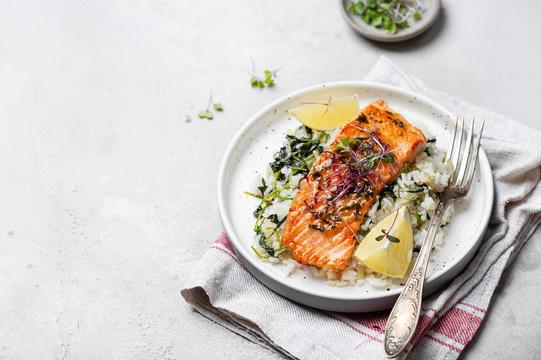 Lachs im Kräuter-Gemüsebett mit Wildreis