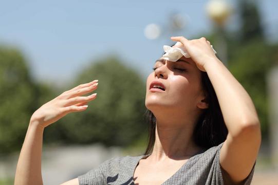 Sonnenstich und Hitzschlag: Auf diese Symptome müssen Sie achten
