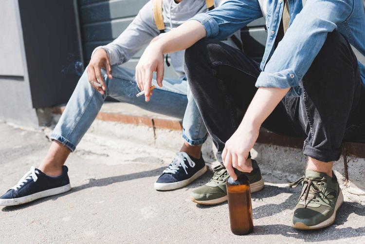 Jugendliche rauchen und trinken Bier